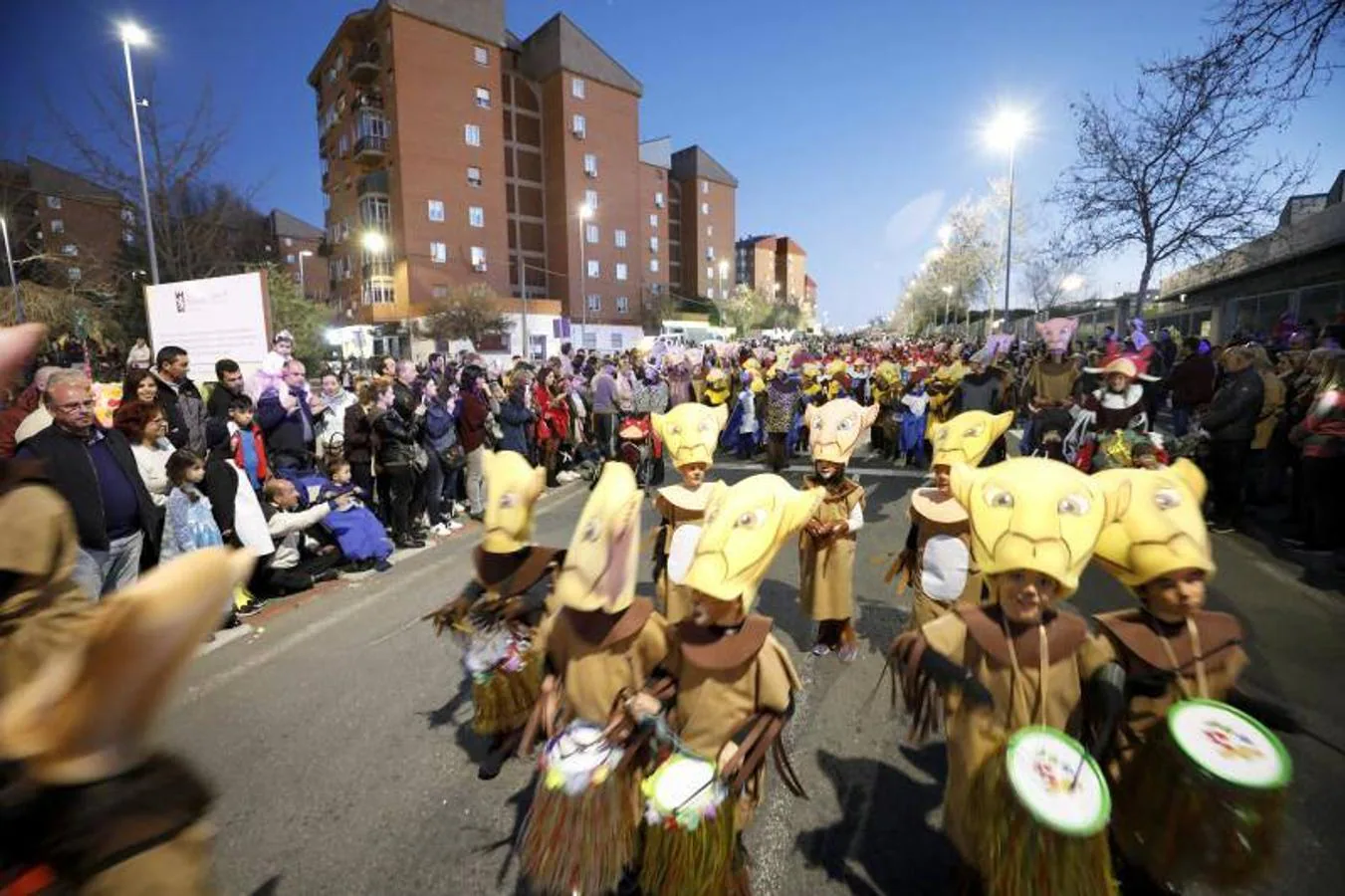 El grupo más numeroso del desfile de Comparsas fue el del Colegio Diocesano, con 150 personas disfrazadas de '¡Aventureros al tren!'