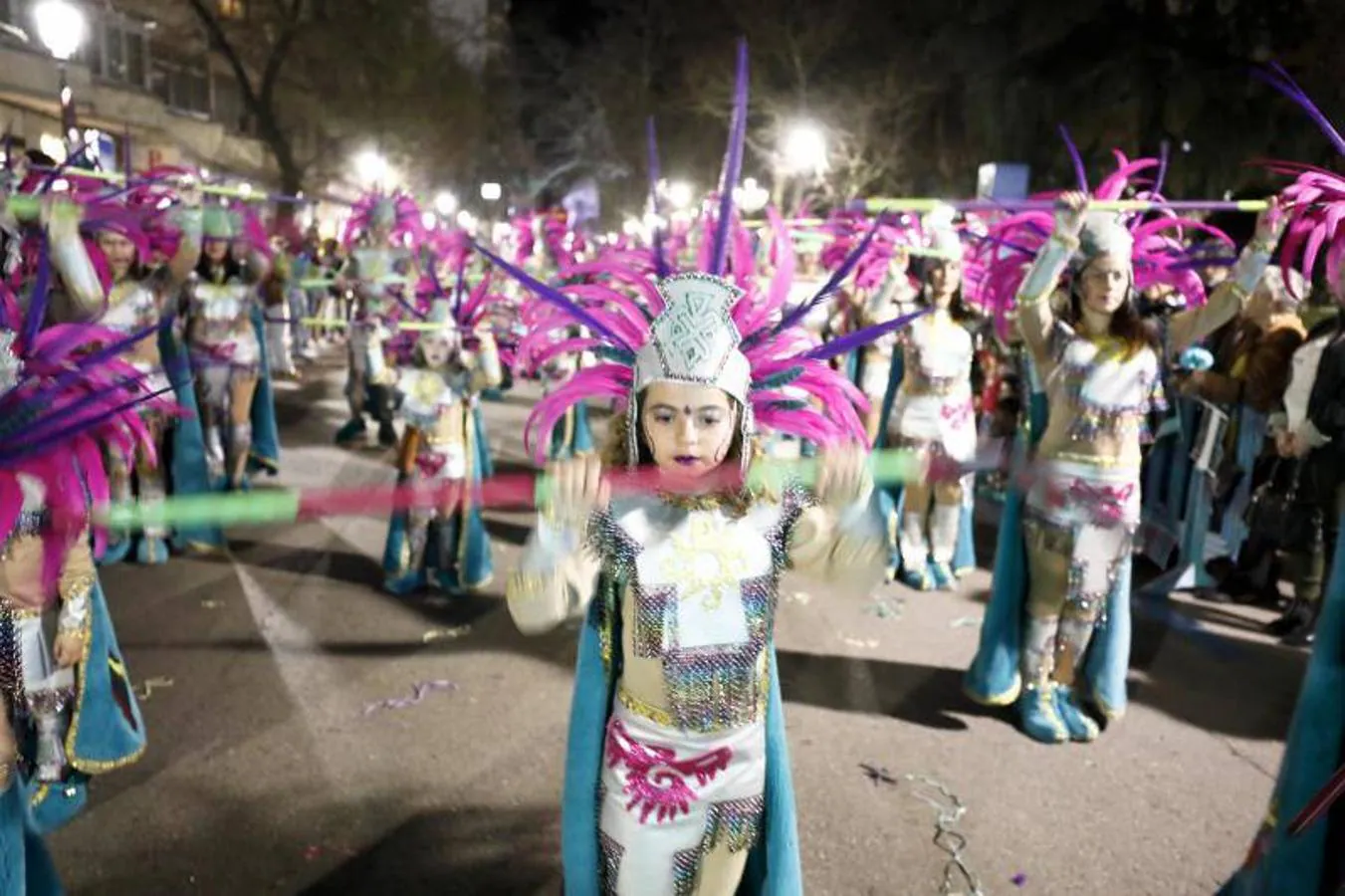 El grupo más numeroso del desfile de Comparsas fue el del Colegio Diocesano, con 150 personas disfrazadas de '¡Aventureros al tren!'