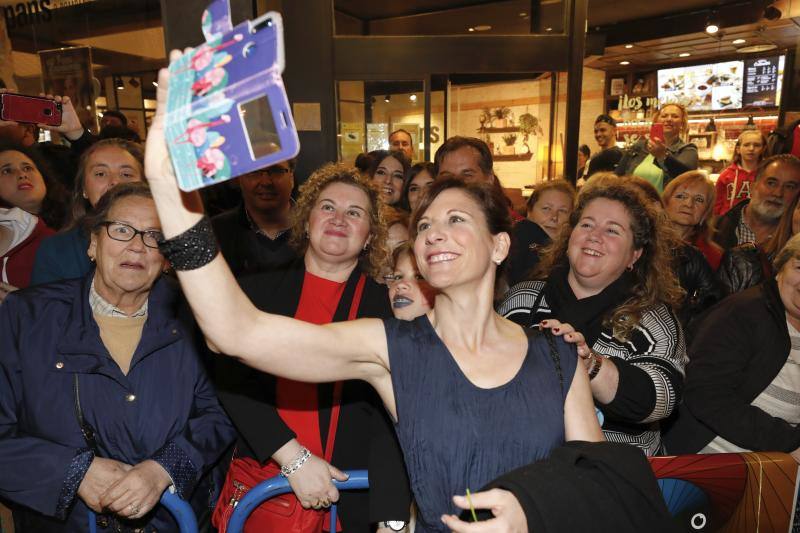 Con un hilarante Fernando Tejero con tacones, Cayetana Guillén Cuervo recogió un premio sorpresa para 'Versión Española' 