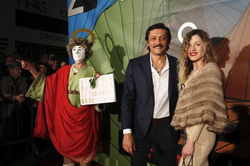 Con un hilarante Fernando Tejero con tacones, Cayetana Guillén Cuervo recogió un premio sorpresa para 'Versión Española' 