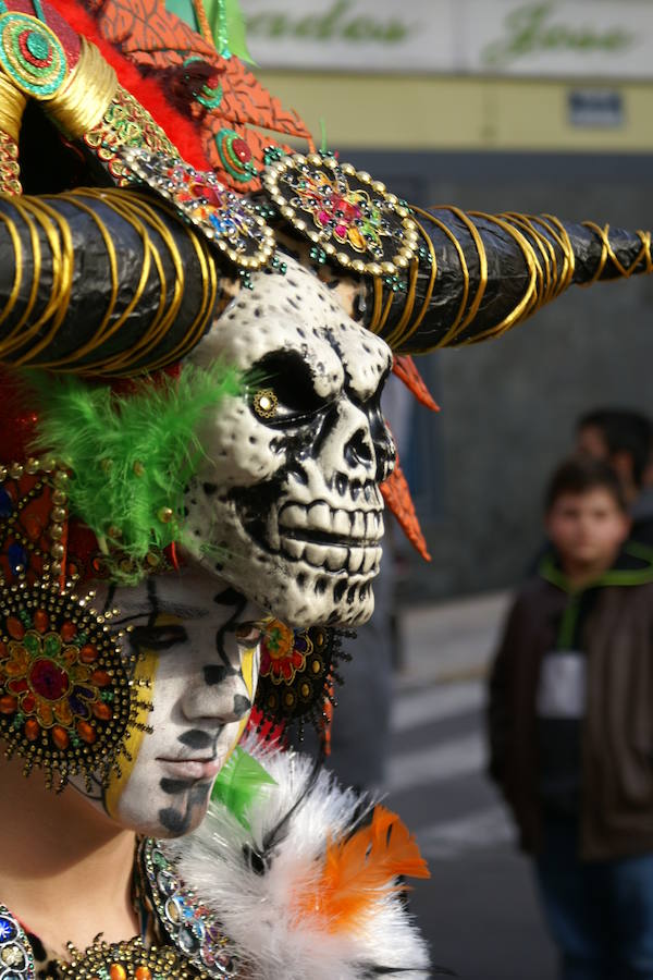 La reivindicación del tren digno se sumó al ritmo, el colorido y la animación habituales en los desfiles del Carnaval moralo