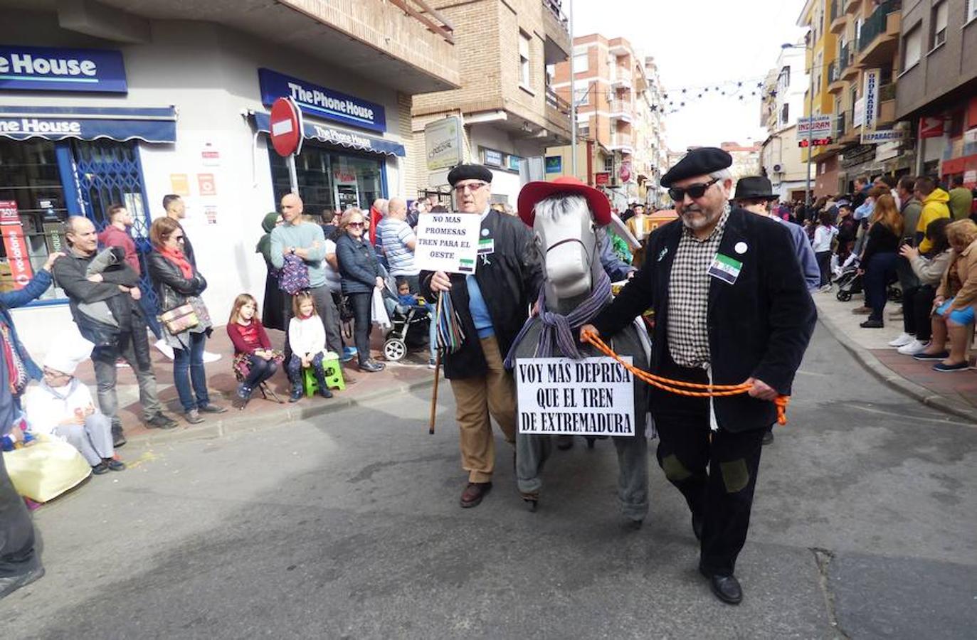 La reivindicación del tren digno se sumó al ritmo, el colorido y la animación habituales en los desfiles del Carnaval moralo