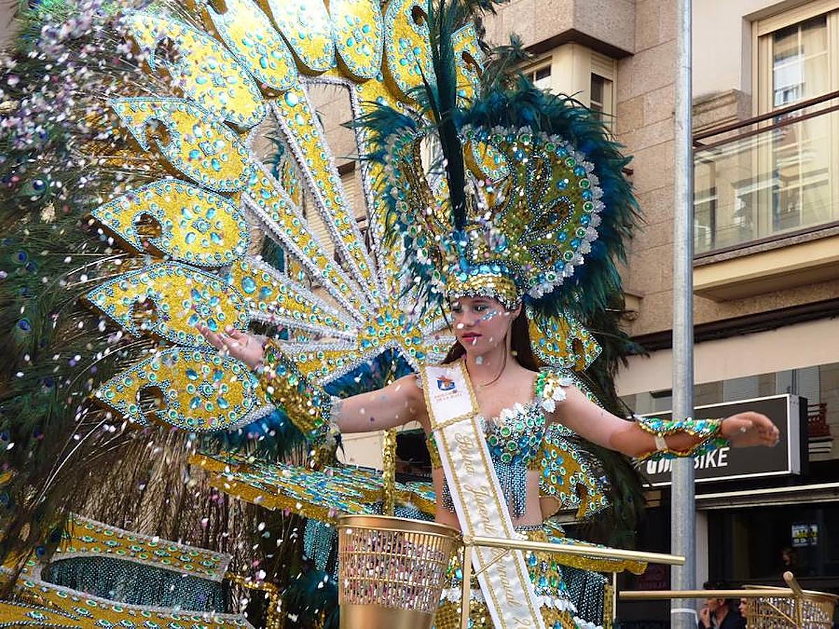La reivindicación del tren digno se sumó al ritmo, el colorido y la animación habituales en los desfiles del Carnaval moralo