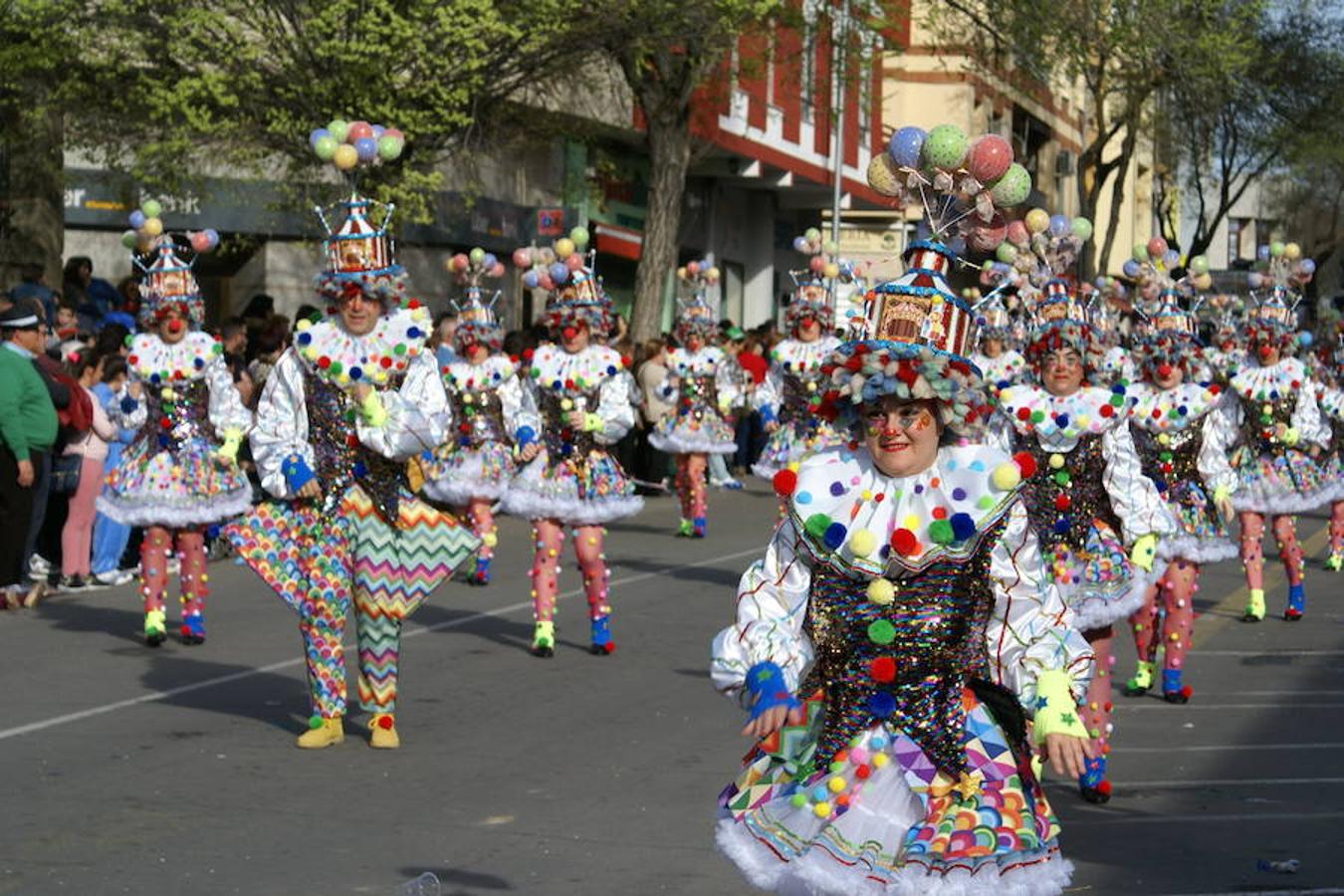 La reivindicación del tren digno se sumó al ritmo, el colorido y la animación habituales en los desfiles del Carnaval moralo