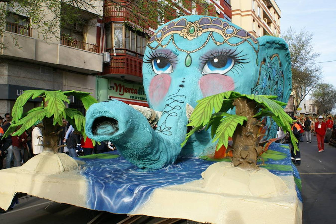 La reivindicación del tren digno se sumó al ritmo, el colorido y la animación habituales en los desfiles del Carnaval moralo