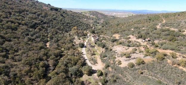 Vista aérea de la zona de Valdeflores en la que se proyecta la mina a cielo abierto. :: hoy