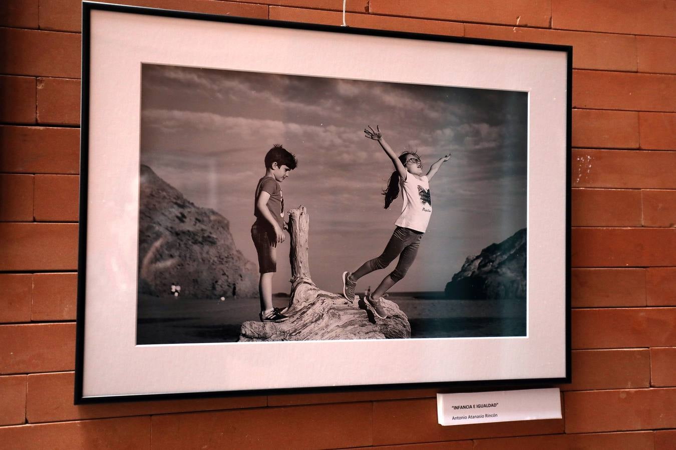 Hasta el 15 de marzo, en el Centro Cultural Alcazaba, se podrá ver la exposición fotográfica 'Igualdad en Positivo'. Se trata de 18 fotografías que reflejan en positivo situaciones de igualdad entre hombres y mujeres en la vida cotidiana, una exposición con el objetivo de contribuir a la lucha por la igualdad real y que forma parte de las actividades conmemorativas del Día Internacional de la Mujer.