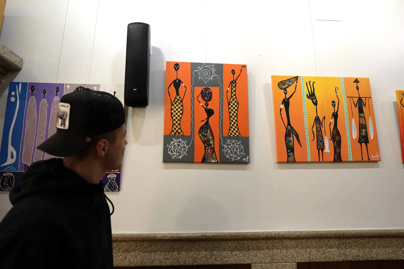 El Café Alaudae de Mérida se ha llenado de las figuras y los colores africanos con 'Susurros de África', una exposición con obras del artista de origen senegalés Mamadou Wade. Se podrá visitar durante todo el mes de marzo. Su pintura propone un viaje cultural para conocer el estilo del arte africano, con obras llenas de color y figuras inconfundibles.