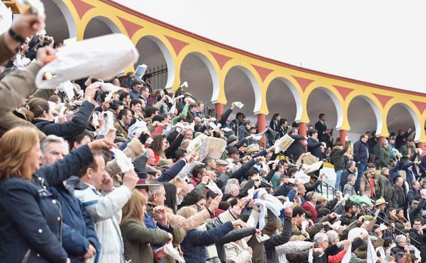 Ambiente en los tendidos de Olivenza en la pasada edición de la Feria del Toro:: HOY