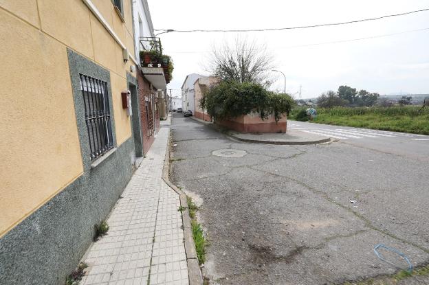 Estado en el que se encuentra el asfalto de una de las calles de Las Tres Casas. :: brígido