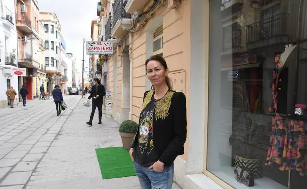 Begoña Álvarez, a las puertas de su tienda Cool Suite:: C. MORENO