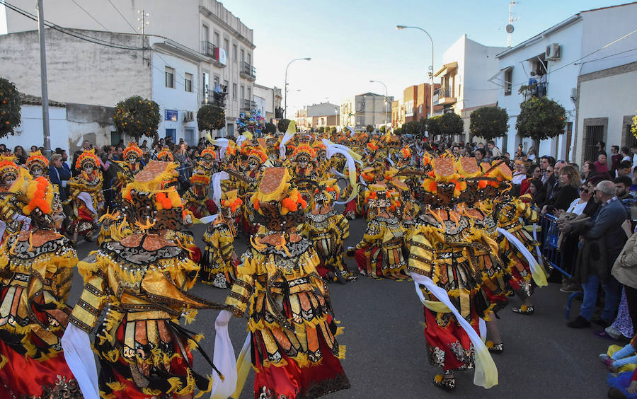 Los vecinos de Talavera la Real y muchos visitantes llegados desde distintas localidades de la región disfrutaron este sábado de la convivencia carnavalera organizada por el Ayuntamiento de esta localidad pacense en la carpa municipal. La programación ha incluido distintos actos y se cerrará este domingo con un baile de disfraces en el centro de mayores.