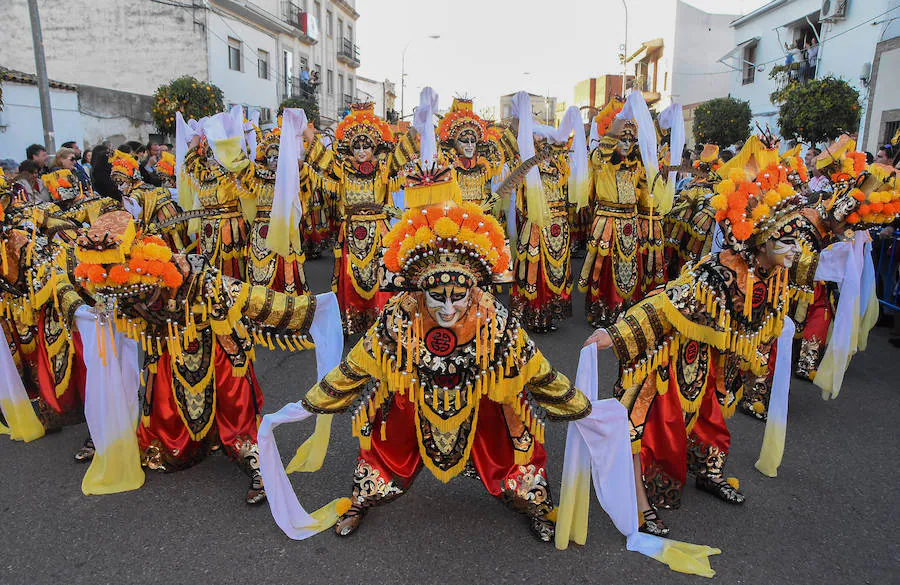 Los vecinos de Talavera la Real y muchos visitantes llegados desde distintas localidades de la región disfrutaron este sábado de la convivencia carnavalera organizada por el Ayuntamiento de esta localidad pacense en la carpa municipal. La programación ha incluido distintos actos y se cerrará este domingo con un baile de disfraces en el centro de mayores.