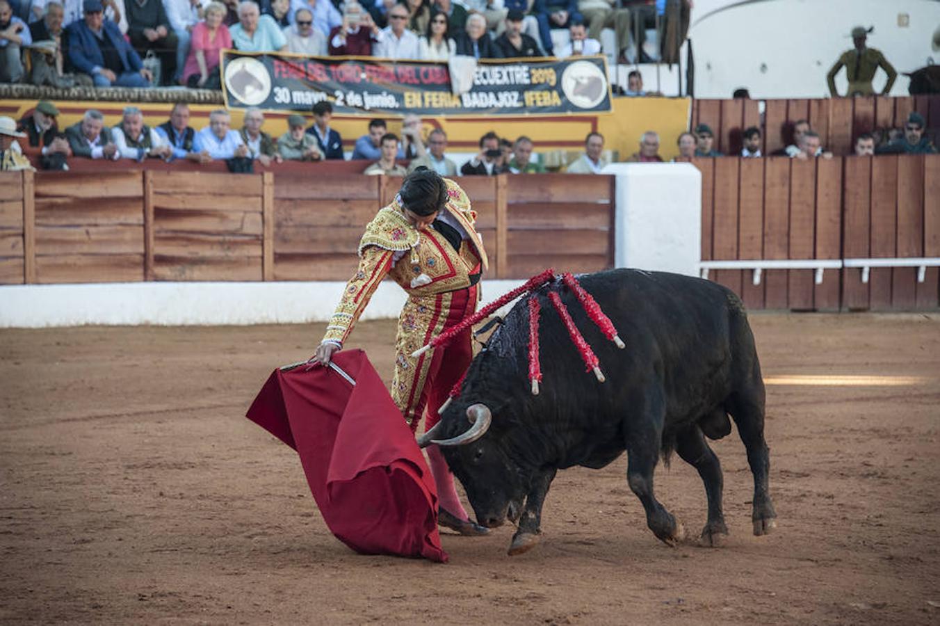 Morante, sin suerte con el lote de Daniel Ruiz que le correspondió, dejó una serie de verónicas y una media que pagaron la entrada de los morantistas