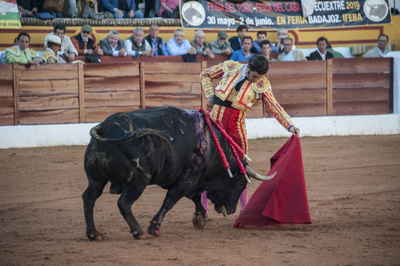 Morante, sin suerte con el lote de Daniel Ruiz que le correspondió, dejó una serie de verónicas y una media que pagaron la entrada de los morantistas