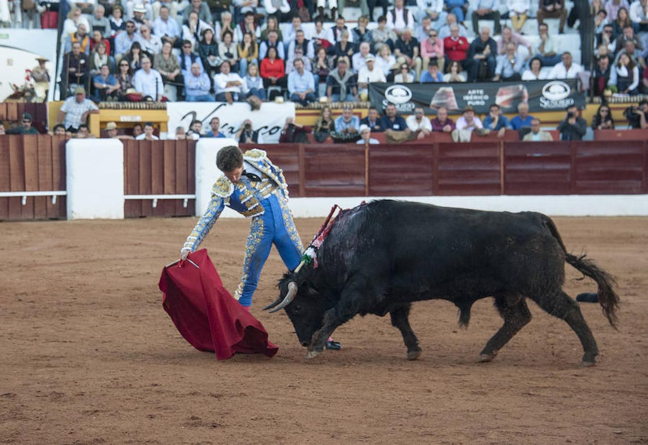 Morante, sin suerte con el lote de Daniel Ruiz que le correspondió, dejó una serie de verónicas y una media que pagaron la entrada de los morantistas