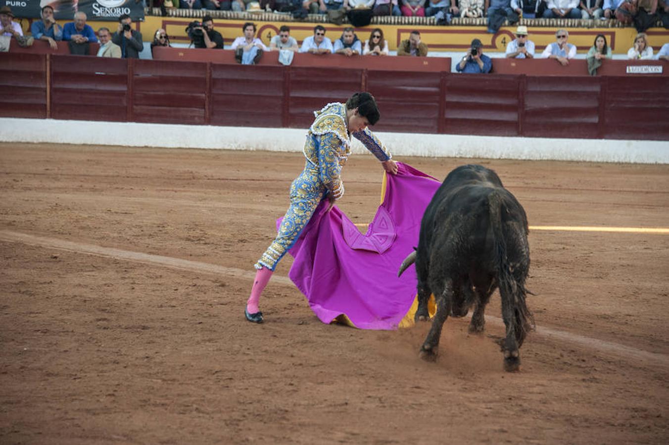 Morante, sin suerte con el lote de Daniel Ruiz que le correspondió, dejó una serie de verónicas y una media que pagaron la entrada de los morantistas