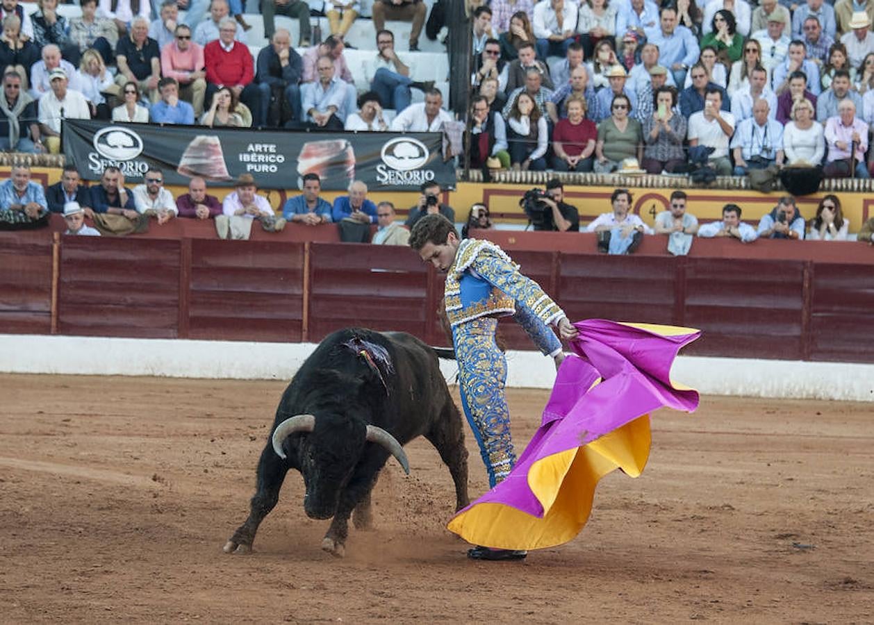 Morante, sin suerte con el lote de Daniel Ruiz que le correspondió, dejó una serie de verónicas y una media que pagaron la entrada de los morantistas