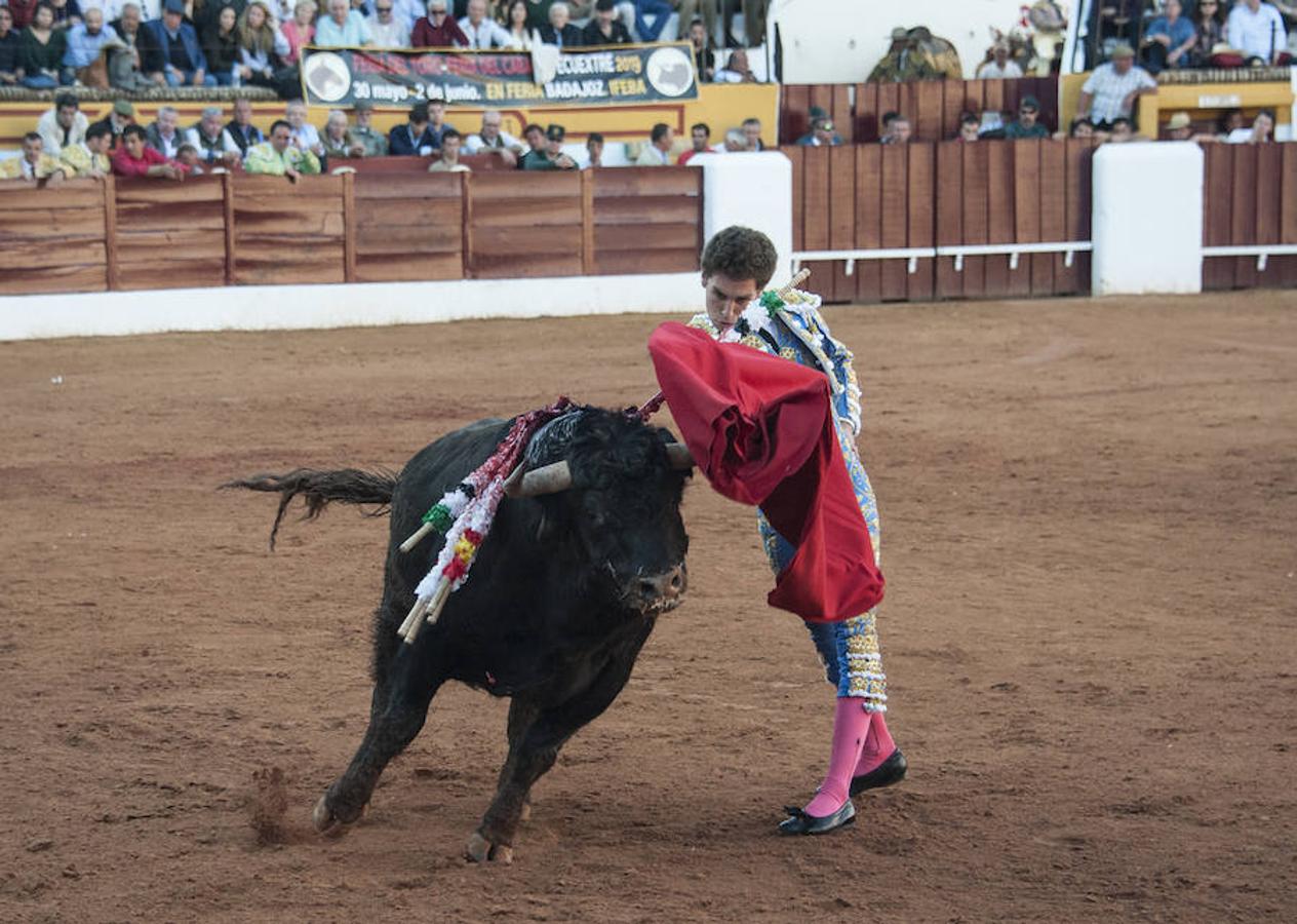 Morante, sin suerte con el lote de Daniel Ruiz que le correspondió, dejó una serie de verónicas y una media que pagaron la entrada de los morantistas