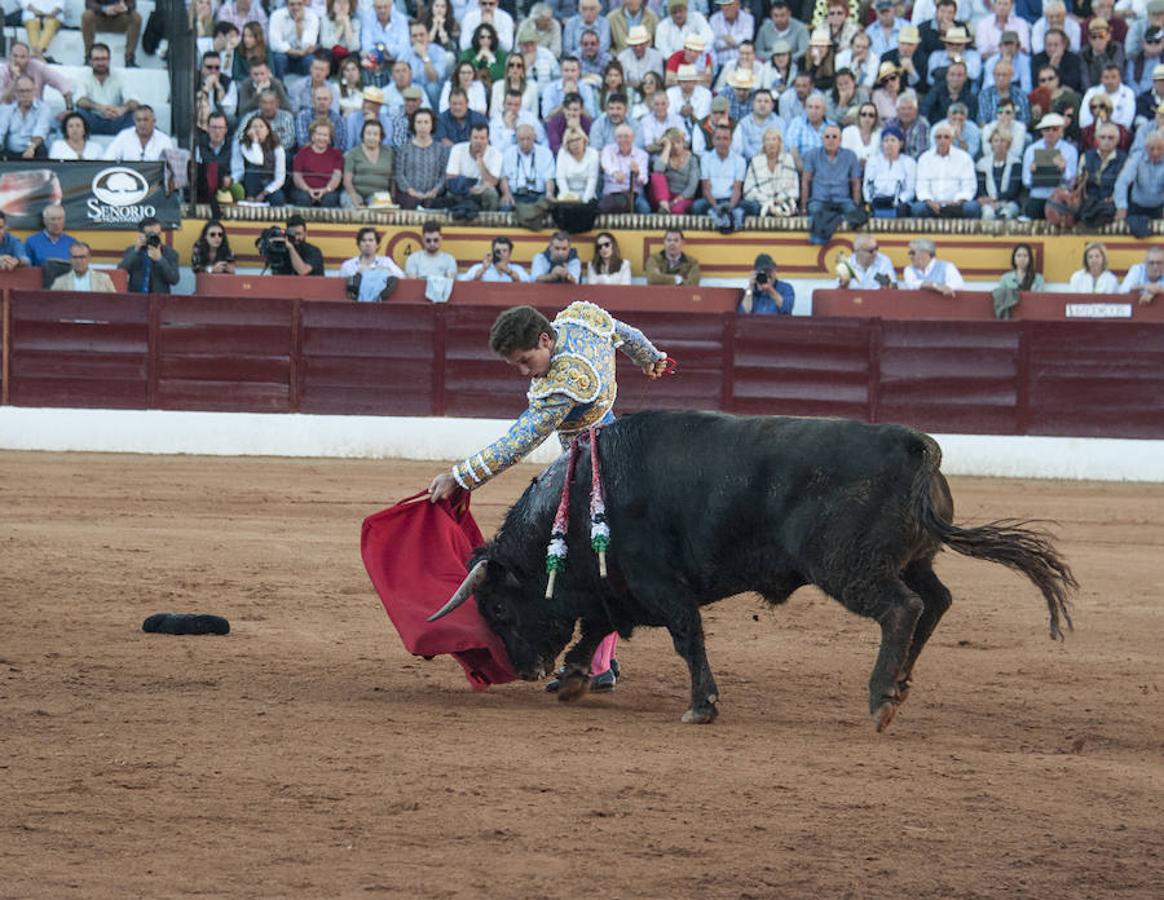 Morante, sin suerte con el lote de Daniel Ruiz que le correspondió, dejó una serie de verónicas y una media que pagaron la entrada de los morantistas