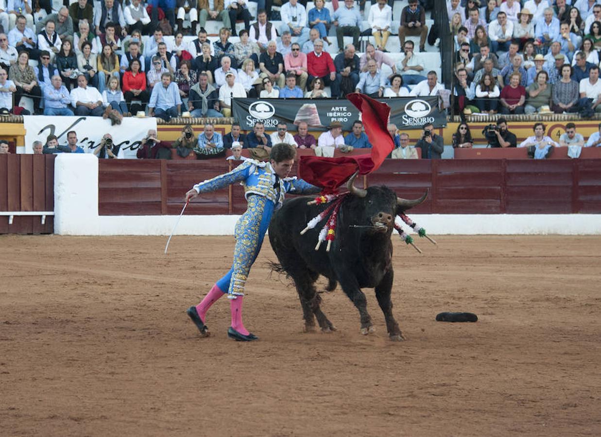 Morante, sin suerte con el lote de Daniel Ruiz que le correspondió, dejó una serie de verónicas y una media que pagaron la entrada de los morantistas