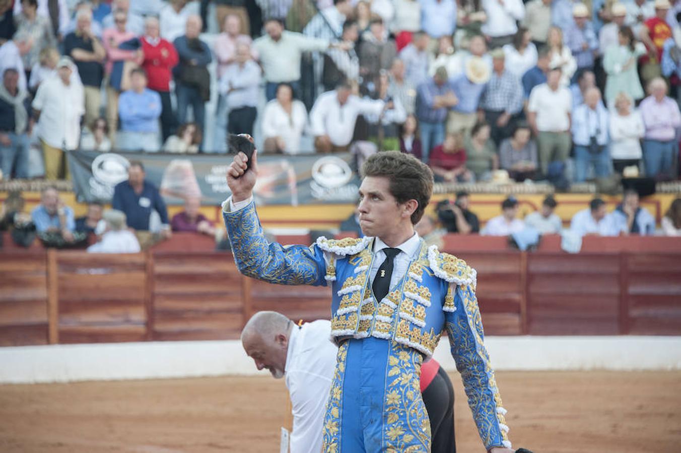 Morante, sin suerte con el lote de Daniel Ruiz que le correspondió, dejó una serie de verónicas y una media que pagaron la entrada de los morantistas