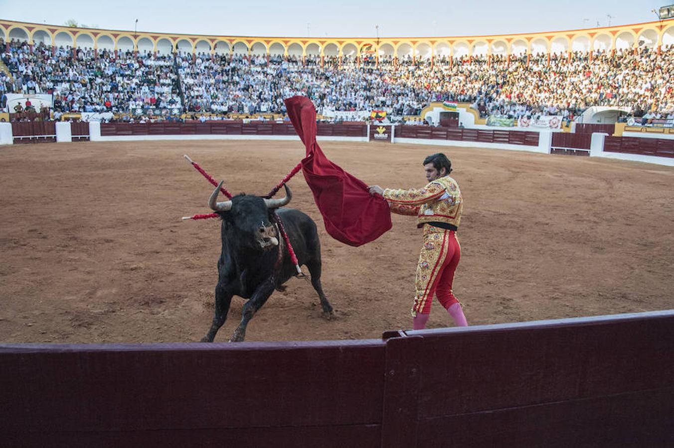 Morante, sin suerte con el lote de Daniel Ruiz que le correspondió, dejó una serie de verónicas y una media que pagaron la entrada de los morantistas
