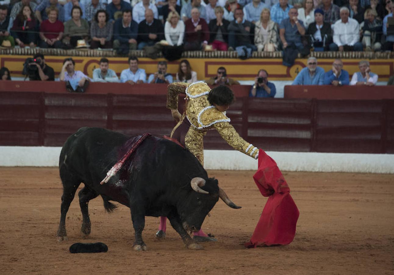 Morante, sin suerte con el lote de Daniel Ruiz que le correspondió, dejó una serie de verónicas y una media que pagaron la entrada de los morantistas