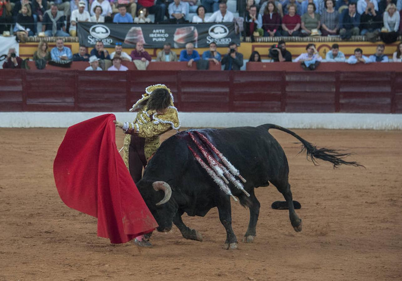 Morante, sin suerte con el lote de Daniel Ruiz que le correspondió, dejó una serie de verónicas y una media que pagaron la entrada de los morantistas