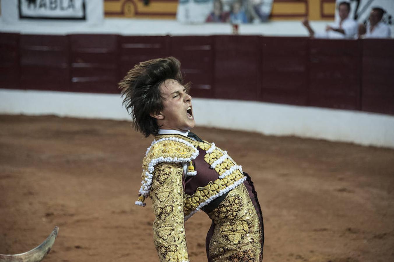 Morante, sin suerte con el lote de Daniel Ruiz que le correspondió, dejó una serie de verónicas y una media que pagaron la entrada de los morantistas