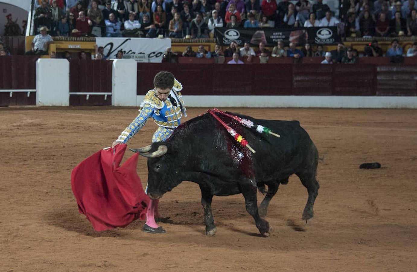 Morante, sin suerte con el lote de Daniel Ruiz que le correspondió, dejó una serie de verónicas y una media que pagaron la entrada de los morantistas