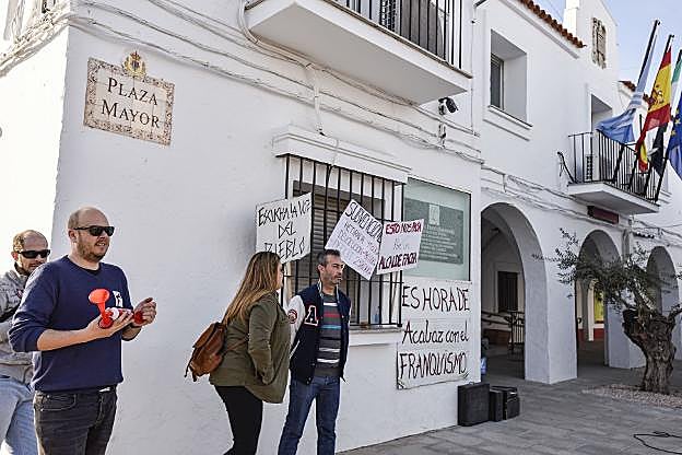 Pancartas en la fachada del Ayuntamiento de Guadiana. :: hoy