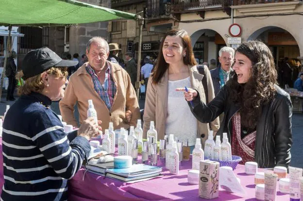 Mavi Mata e Irene de Miguel, ayer en el mercado de la plaza. :: a. s.