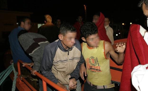 Menores desembarcan en Motril tras ser rescatados en alta mar 