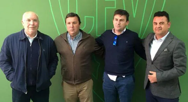 Manuel Velarde, José María Tapia, Pedro Montero y Francisco Chamizo, directivos de ambos clubes. :: cfv