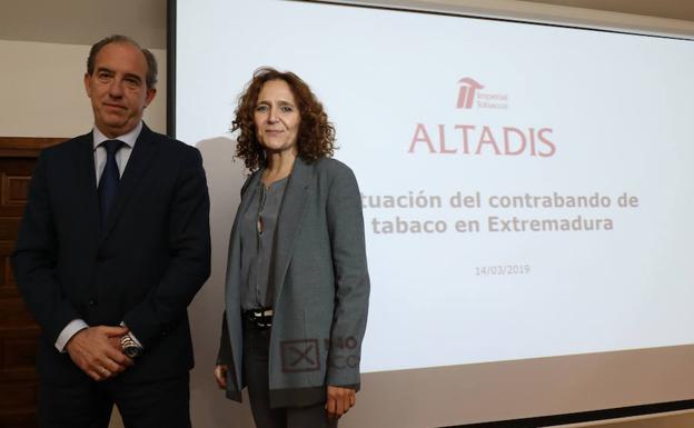 Miguel Ángel Martín, director de comunicación de Altadis, junto a Rocío Ingelmo, directora de asuntos corporativos y legales.