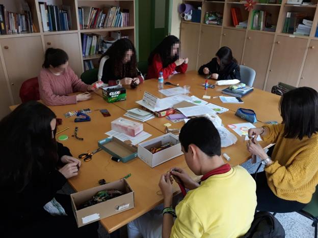Inicio del taller de artesanía en el centro escolar cauriense. 