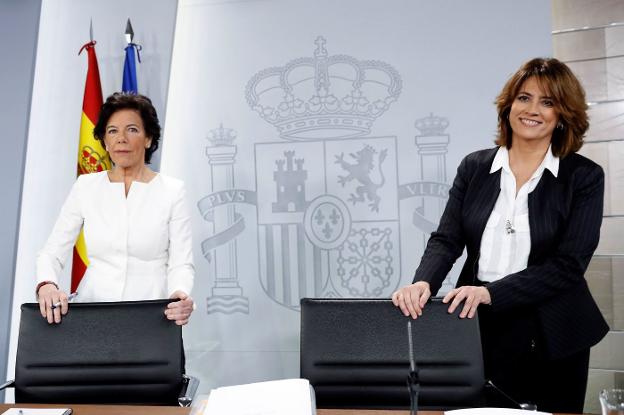 Las ministras de Educación y Justicia, Isabel Celaá y Dolores Delgado, tras un consejo de ministros. :: hoy