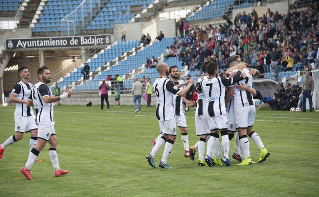 Los jugadores del Badajoz celebran el gol