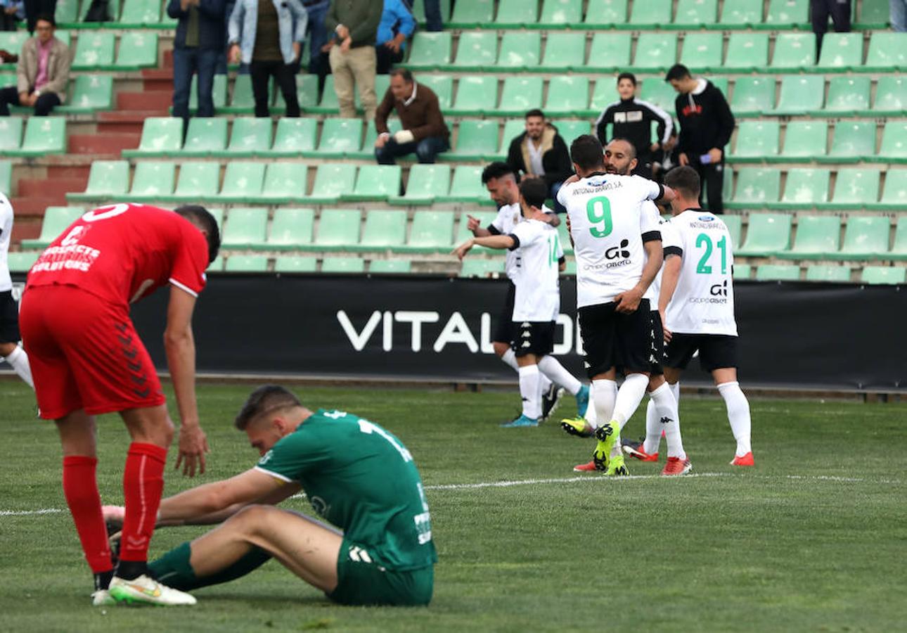 Siguiente parada en el Romano. Tras la visita del Moralo, llegaba el Plasencia. Luego vendrán Cacereño y Coria. Y si ante el Moralo el Mérida manejó el partido pero no encontró el gol, ante el Plasencia el partido fue distinto. Cuando más controló la pelota, menos acierto tuvo en el área. Cuando, en la segunda mitad, el choque se abrió y el Plasencia asomó la cabeza, los atacantes del Mérida marcaron distancia.
