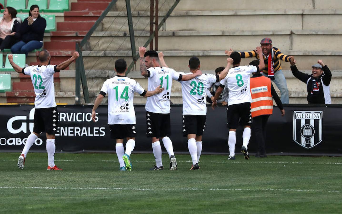 Siguiente parada en el Romano. Tras la visita del Moralo, llegaba el Plasencia. Luego vendrán Cacereño y Coria. Y si ante el Moralo el Mérida manejó el partido pero no encontró el gol, ante el Plasencia el partido fue distinto. Cuando más controló la pelota, menos acierto tuvo en el área. Cuando, en la segunda mitad, el choque se abrió y el Plasencia asomó la cabeza, los atacantes del Mérida marcaron distancia.