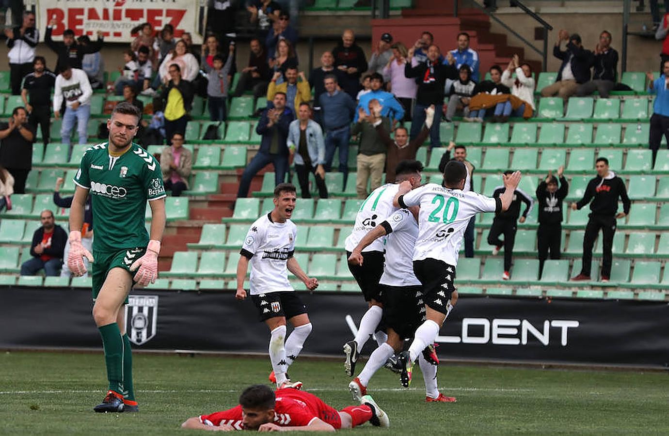 Siguiente parada en el Romano. Tras la visita del Moralo, llegaba el Plasencia. Luego vendrán Cacereño y Coria. Y si ante el Moralo el Mérida manejó el partido pero no encontró el gol, ante el Plasencia el partido fue distinto. Cuando más controló la pelota, menos acierto tuvo en el área. Cuando, en la segunda mitad, el choque se abrió y el Plasencia asomó la cabeza, los atacantes del Mérida marcaron distancia.