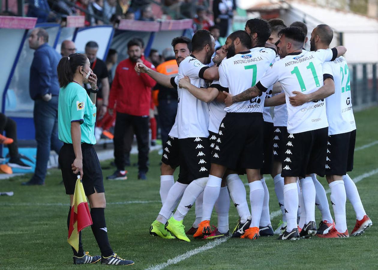 Siguiente parada en el Romano. Tras la visita del Moralo, llegaba el Plasencia. Luego vendrán Cacereño y Coria. Y si ante el Moralo el Mérida manejó el partido pero no encontró el gol, ante el Plasencia el partido fue distinto. Cuando más controló la pelota, menos acierto tuvo en el área. Cuando, en la segunda mitad, el choque se abrió y el Plasencia asomó la cabeza, los atacantes del Mérida marcaron distancia.