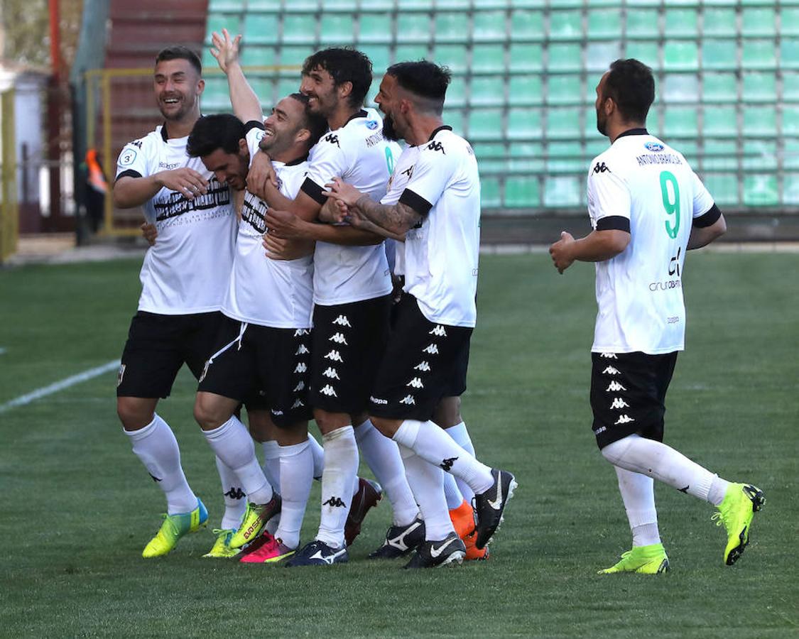 Siguiente parada en el Romano. Tras la visita del Moralo, llegaba el Plasencia. Luego vendrán Cacereño y Coria. Y si ante el Moralo el Mérida manejó el partido pero no encontró el gol, ante el Plasencia el partido fue distinto. Cuando más controló la pelota, menos acierto tuvo en el área. Cuando, en la segunda mitad, el choque se abrió y el Plasencia asomó la cabeza, los atacantes del Mérida marcaron distancia.