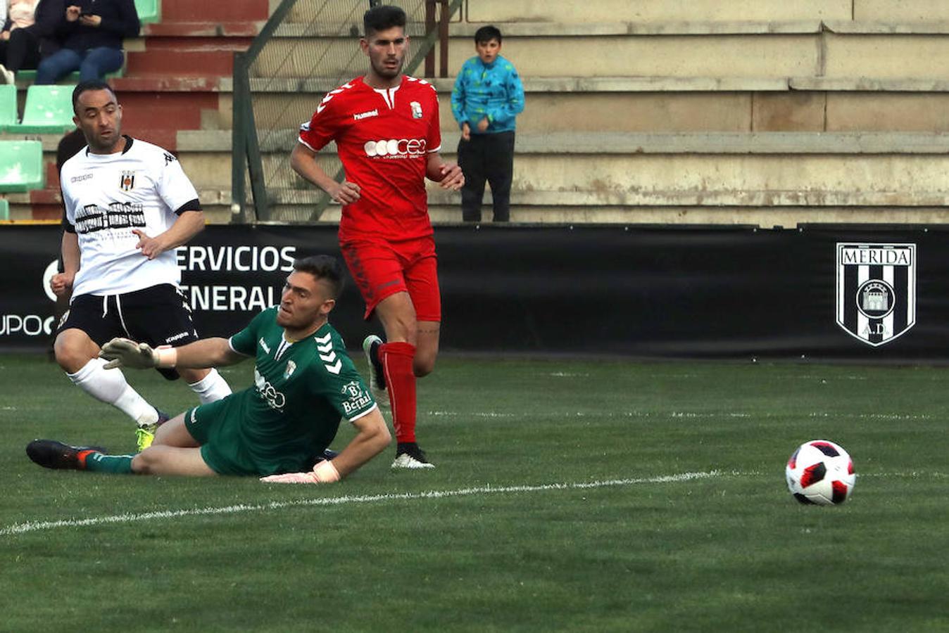 Siguiente parada en el Romano. Tras la visita del Moralo, llegaba el Plasencia. Luego vendrán Cacereño y Coria. Y si ante el Moralo el Mérida manejó el partido pero no encontró el gol, ante el Plasencia el partido fue distinto. Cuando más controló la pelota, menos acierto tuvo en el área. Cuando, en la segunda mitad, el choque se abrió y el Plasencia asomó la cabeza, los atacantes del Mérida marcaron distancia.