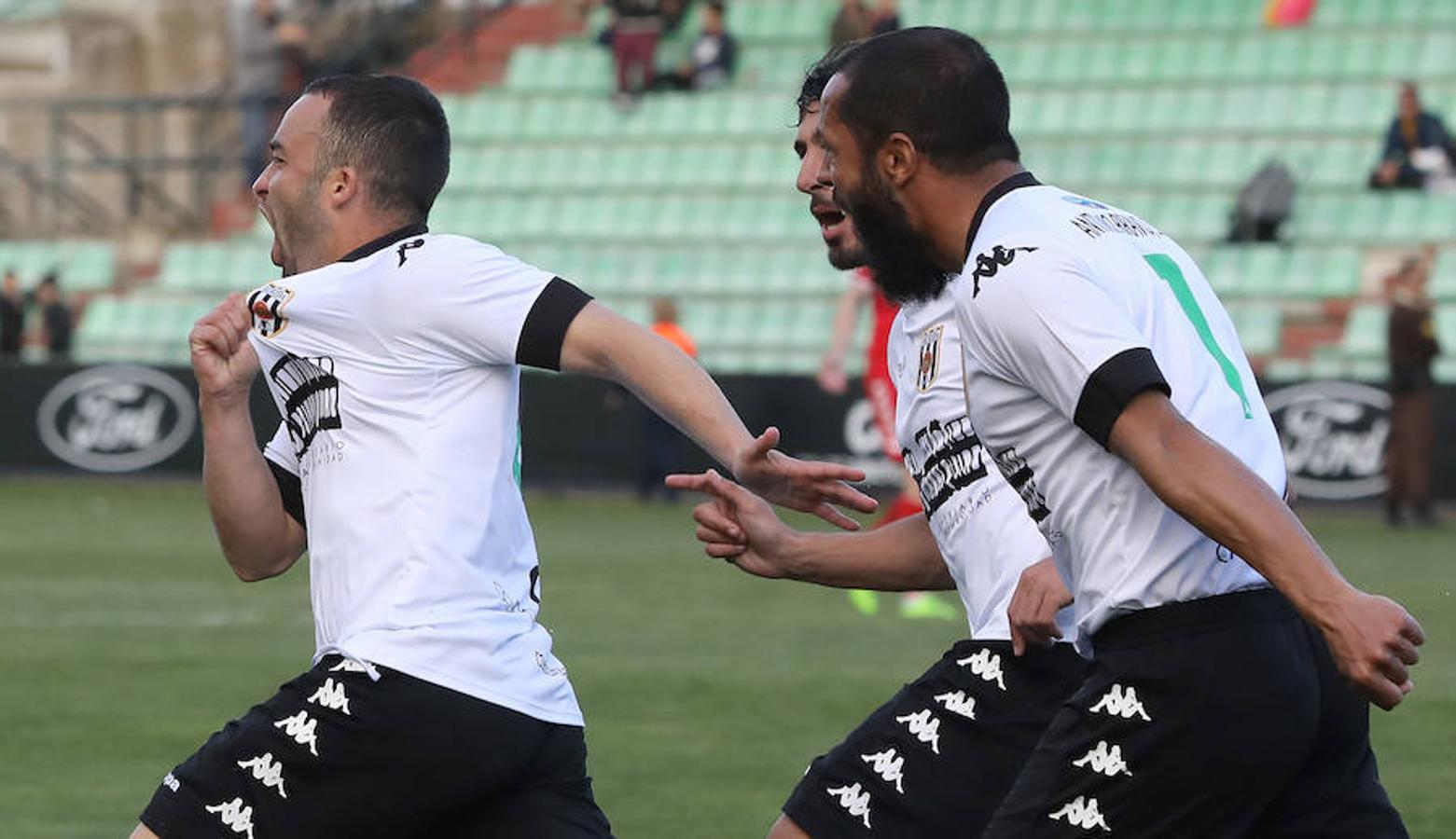 Siguiente parada en el Romano. Tras la visita del Moralo, llegaba el Plasencia. Luego vendrán Cacereño y Coria. Y si ante el Moralo el Mérida manejó el partido pero no encontró el gol, ante el Plasencia el partido fue distinto. Cuando más controló la pelota, menos acierto tuvo en el área. Cuando, en la segunda mitad, el choque se abrió y el Plasencia asomó la cabeza, los atacantes del Mérida marcaron distancia.