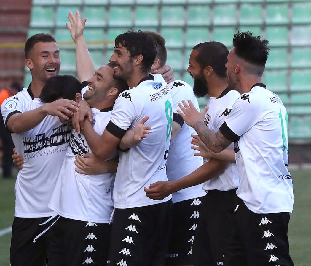Siguiente parada en el Romano. Tras la visita del Moralo, llegaba el Plasencia. Luego vendrán Cacereño y Coria. Y si ante el Moralo el Mérida manejó el partido pero no encontró el gol, ante el Plasencia el partido fue distinto. Cuando más controló la pelota, menos acierto tuvo en el área. Cuando, en la segunda mitad, el choque se abrió y el Plasencia asomó la cabeza, los atacantes del Mérida marcaron distancia.