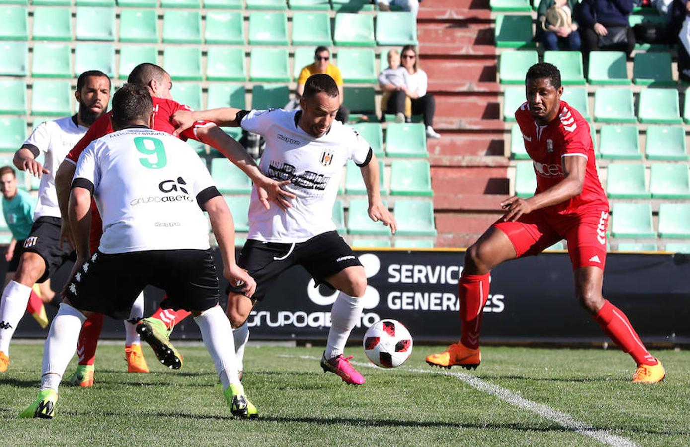 Siguiente parada en el Romano. Tras la visita del Moralo, llegaba el Plasencia. Luego vendrán Cacereño y Coria. Y si ante el Moralo el Mérida manejó el partido pero no encontró el gol, ante el Plasencia el partido fue distinto. Cuando más controló la pelota, menos acierto tuvo en el área. Cuando, en la segunda mitad, el choque se abrió y el Plasencia asomó la cabeza, los atacantes del Mérida marcaron distancia.