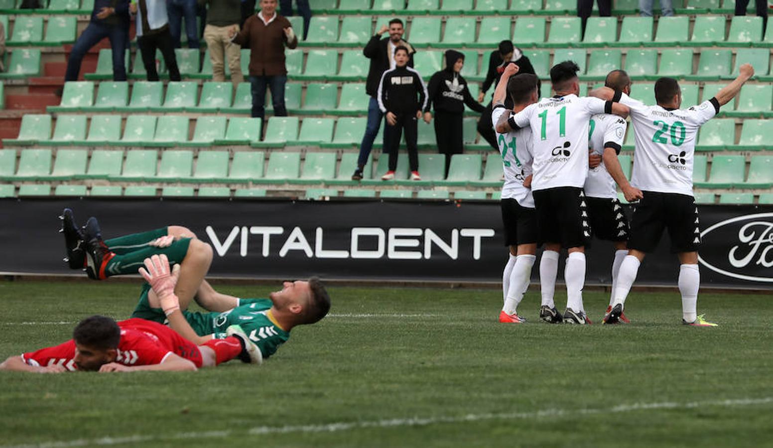 Siguiente parada en el Romano. Tras la visita del Moralo, llegaba el Plasencia. Luego vendrán Cacereño y Coria. Y si ante el Moralo el Mérida manejó el partido pero no encontró el gol, ante el Plasencia el partido fue distinto. Cuando más controló la pelota, menos acierto tuvo en el área. Cuando, en la segunda mitad, el choque se abrió y el Plasencia asomó la cabeza, los atacantes del Mérida marcaron distancia.