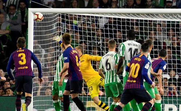 Leo Messi abre el marcador con un golazo de libre directo.